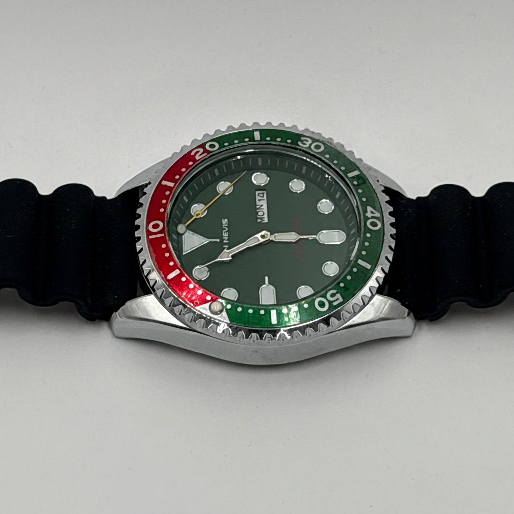 Ben Nevis Men’s Analog Sport Watch – Green & Red Dial, Stainless Steel Case, Waterproof Design, Quartz Movement